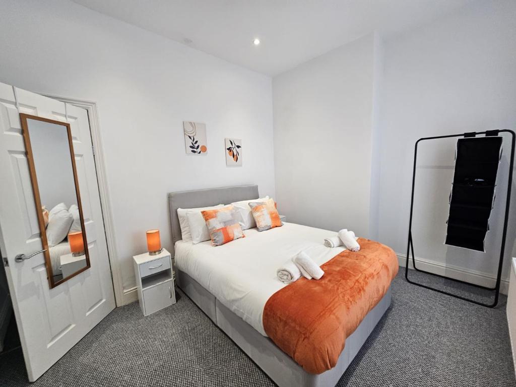 巴罗弗内斯31 Westmorland Street by Prestige Properties SA的一间卧室配有一张带白色床单和镜子的床