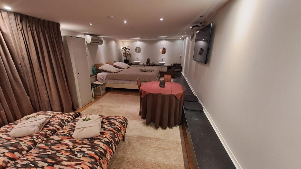 韦弗尔海姆BeautyD Familie- of gezinskamer JUNIOR-SUITE centrum Gullegem的酒店客房设有两张床和电视。