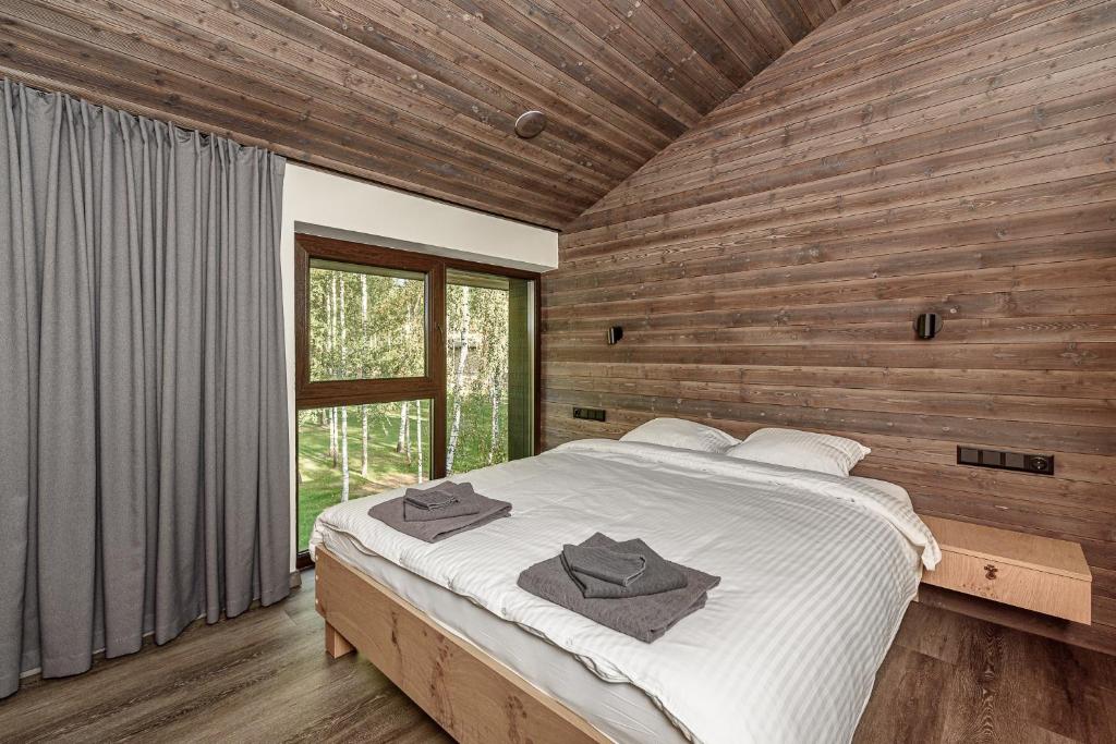 莫雷泰Ranča的一间卧室配有一张大床和毛巾