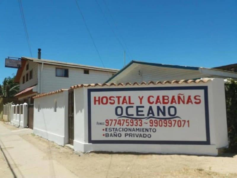 皮奇勒姆OCEANO HOSTEL的建筑物上医院的标志