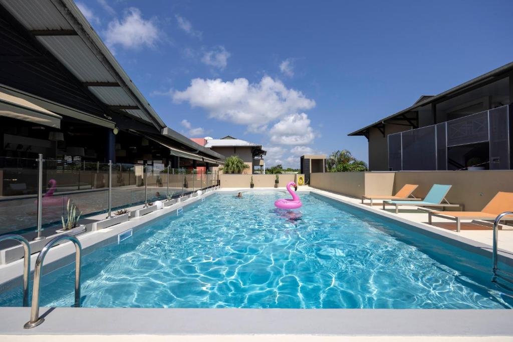 库鲁亚特兰蒂斯酒店的水中一个粉红色天鹅的游泳池