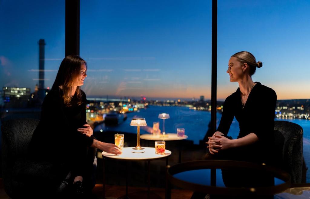 哥德堡世界酒店的坐在餐厅桌子上的两名妇女