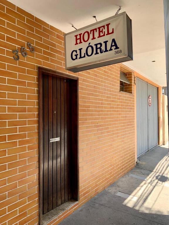 尼泰罗伊Hotel Glória的砖楼一侧的酒店布隆达标志
