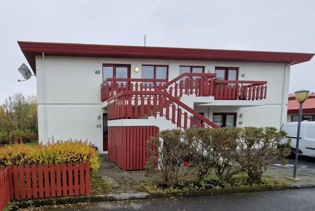 雷克雅未克Reykjavikurvegur 42的前面有红色楼梯的房子