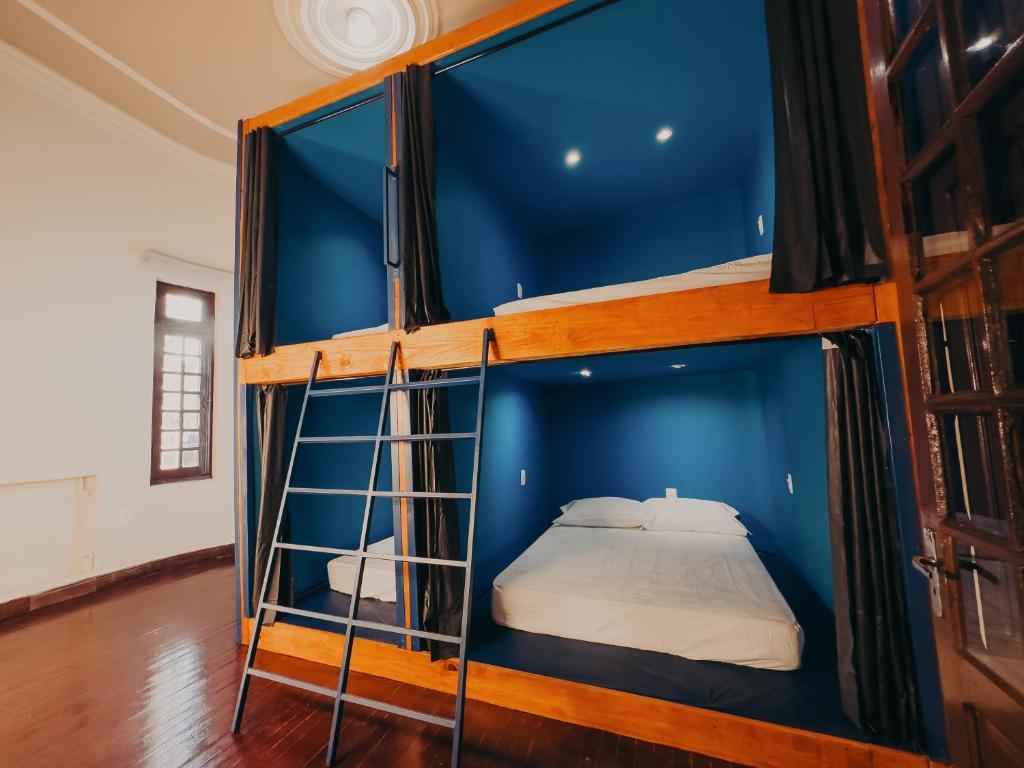圣安娜-利弗拉门图Hostel Casarão Fronteira的客房内的两张双层床