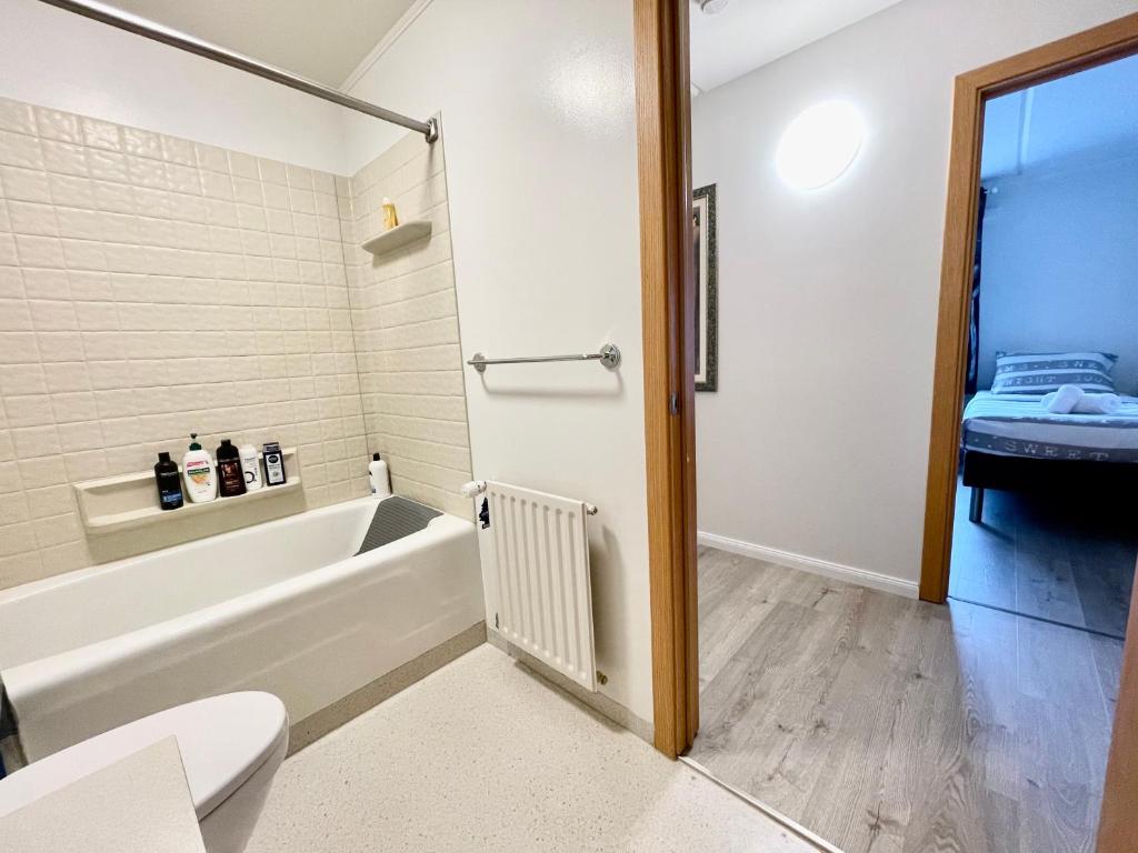 Ytri-NjarðvíkG-1215 apartment的带浴缸和卫生间的浴室。