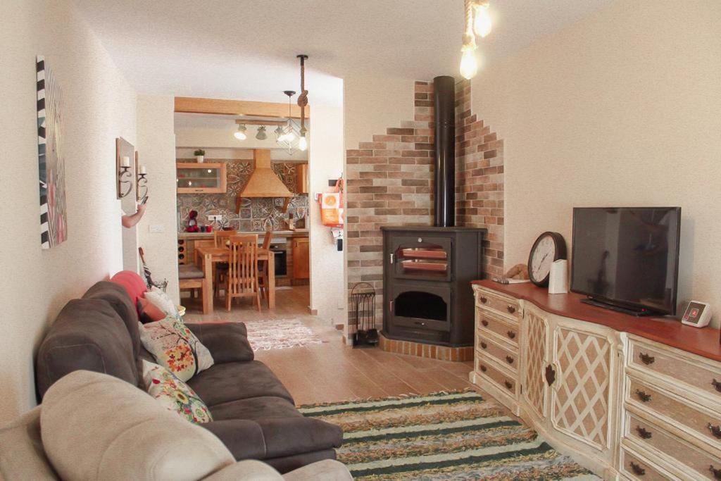 Casa Rural Alboloduy R&R的带沙发和壁炉的客厅