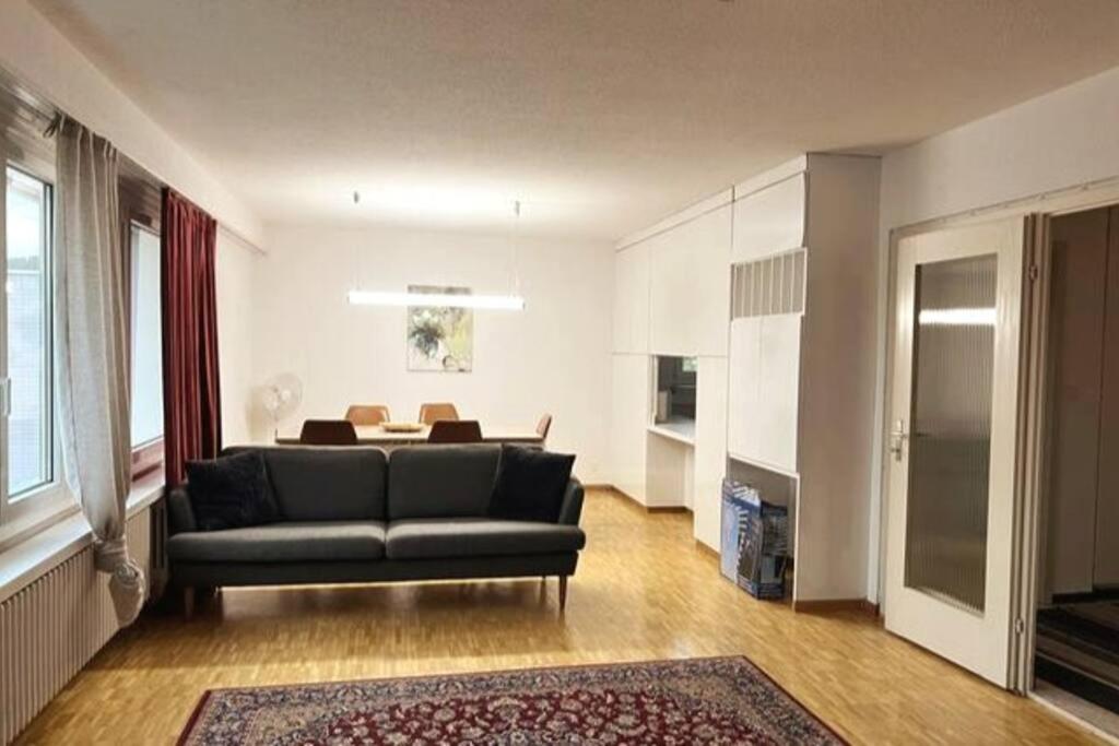 迪本多夫Cosy 4.5 rooms apartment @ LS 16 Dübendorf的客厅配有沙发和桌子