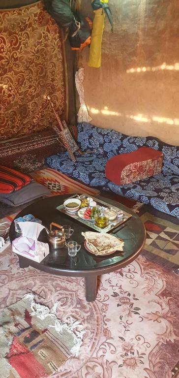 亚喀巴Bedouin experiences的房间里的桌子上放着一盘食物