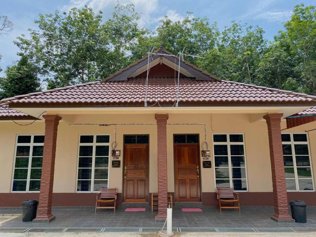 Kampong Gong BalaiNSJay Guest House的一间红色屋顶的小房子
