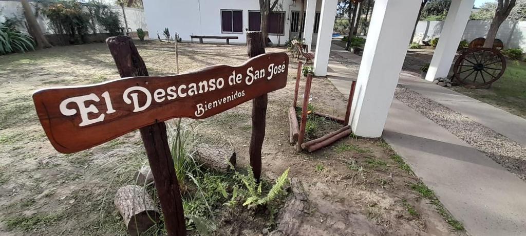 绍斯维乔El Descanso de San José的房屋前街道的标志