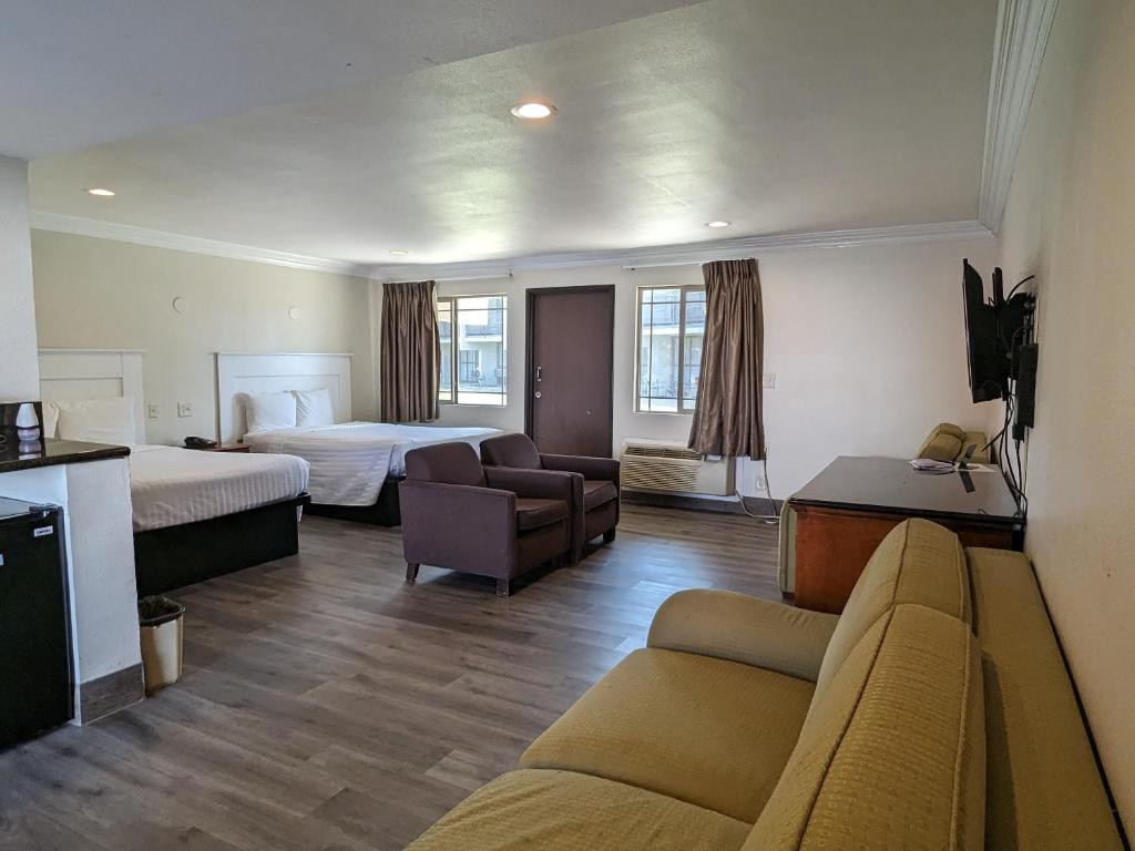 米申希尔斯山谷旅馆的酒店客房,设有两张床和一张沙发