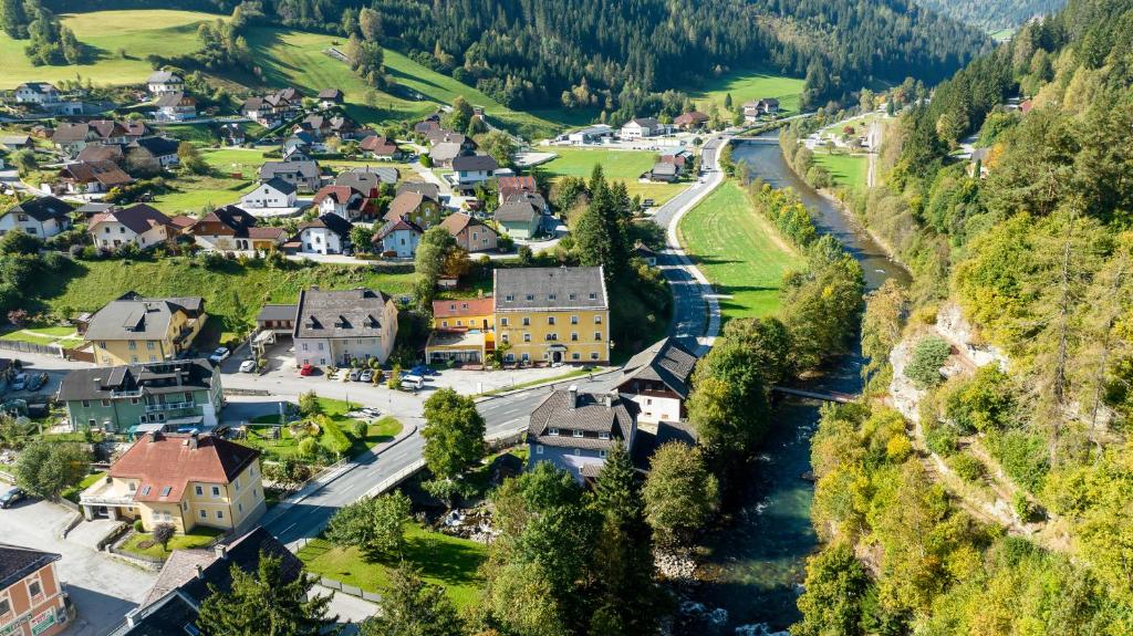 Ramingstein杜利根宾馆的享有村庄和河流的空中景色