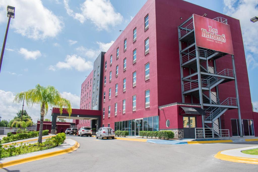 Los Herederos Hotel Piedras Negras的一面有标志的红色建筑