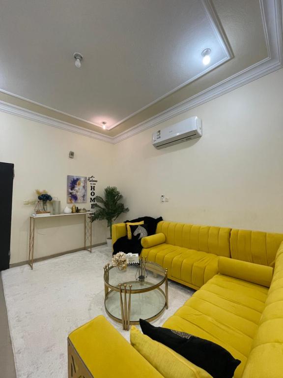 哈伊勒شقق وغرف خاصة的客厅配有黄色的沙发和桌子