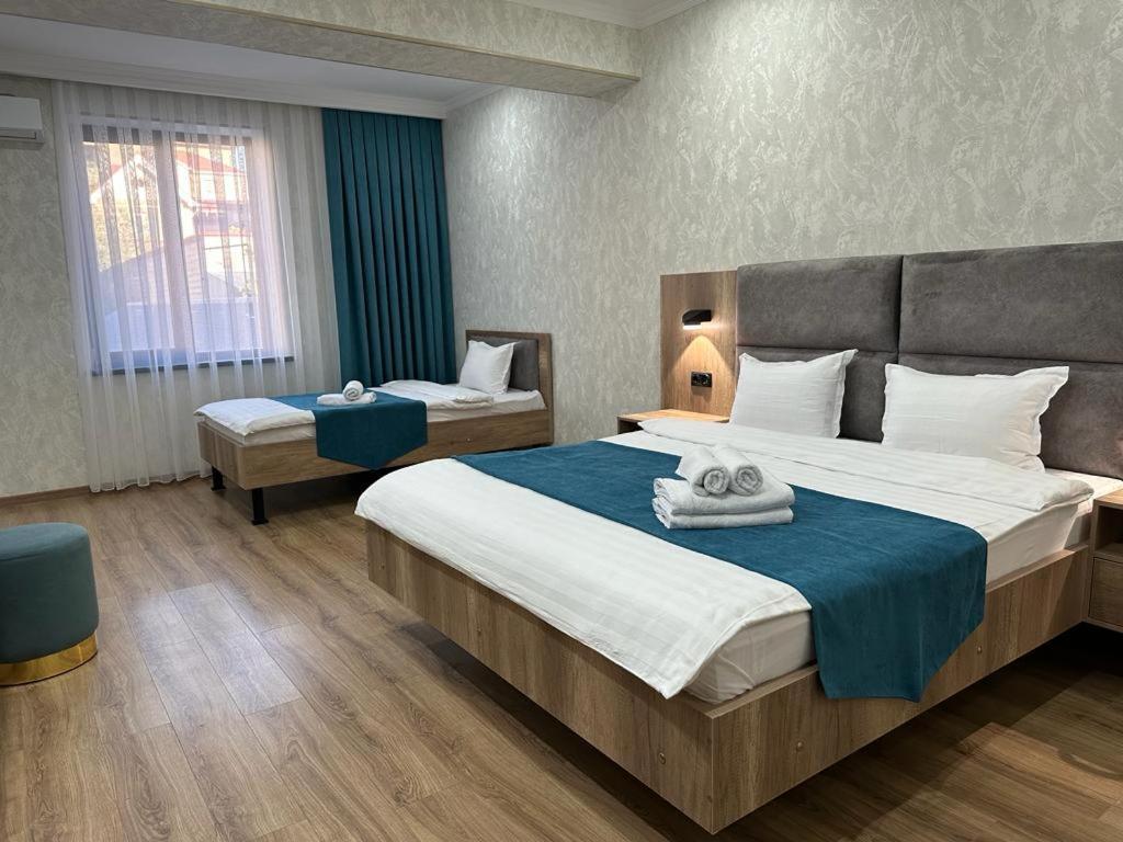 奇姆肯特KORKEM Palace Hotel and Spa的一间卧室配有一张大床和毛巾