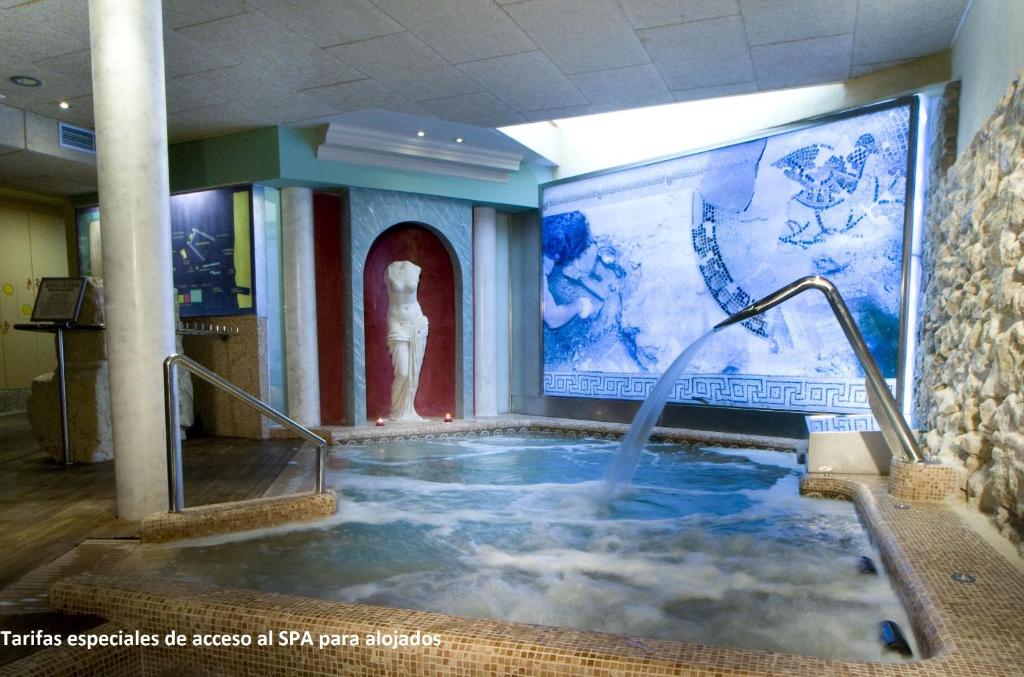 塞哥维亚穆德哈尔之家水疗酒店的大楼内的大型按摩浴缸