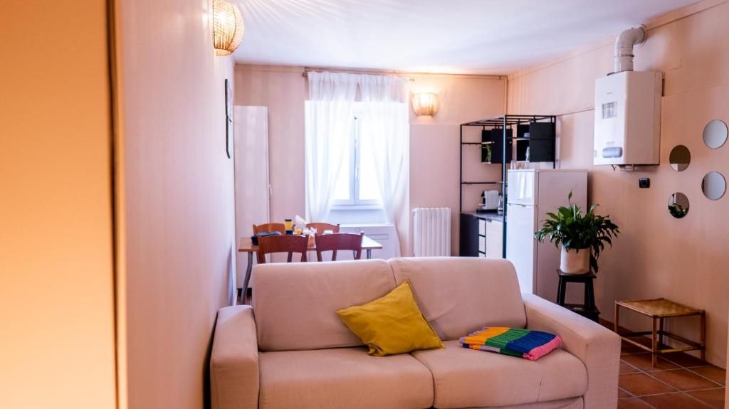米兰Casa Bonnie, Nuovo accogliente appartamento nel centro di Milano的带沙发的客厅和厨房