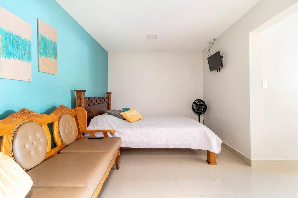圣何塞Apartamento-San José-WiFi的一间设有两张床和一张沙发的房间