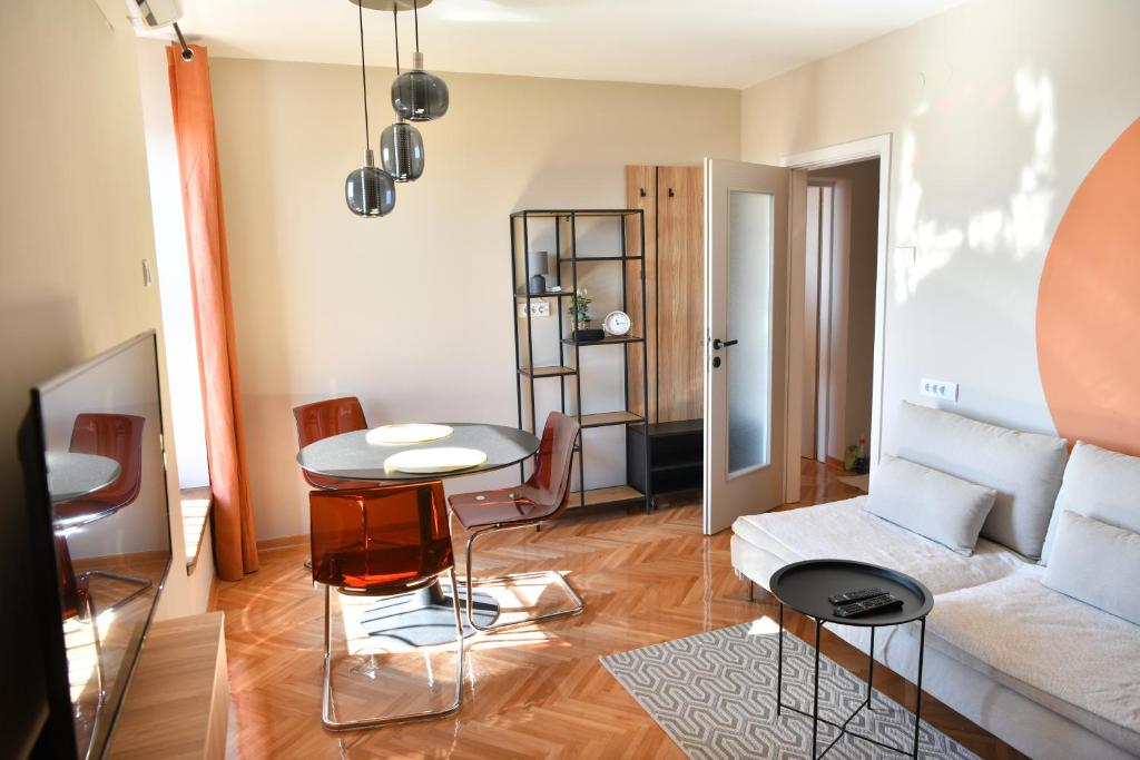 皮罗特Apartman Nika的客厅配有沙发和桌子