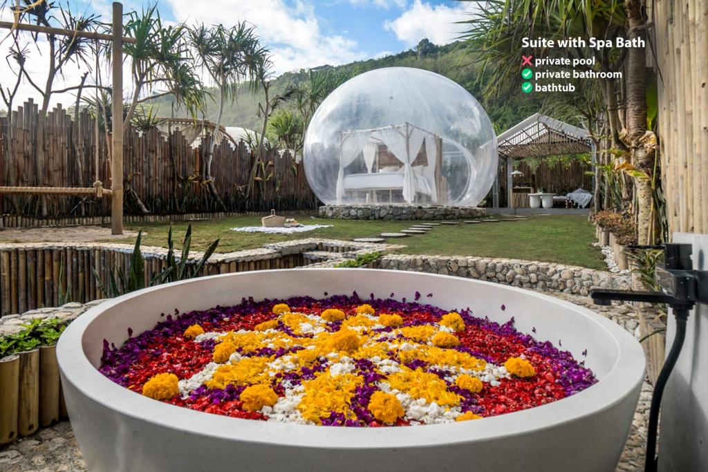 乌鲁瓦图Bubble Hotel Nyang Nyang - Adults only的花园内一个种满鲜花的大浴缸