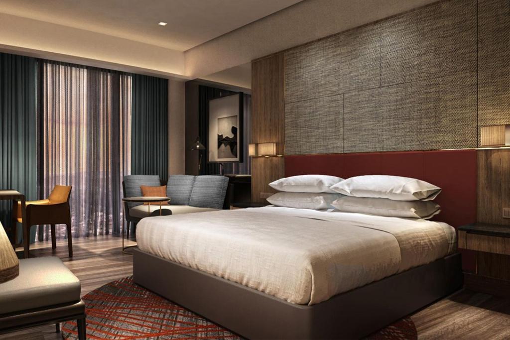 古晋Sheraton Kuching Hotel的酒店客房设有床和客厅。