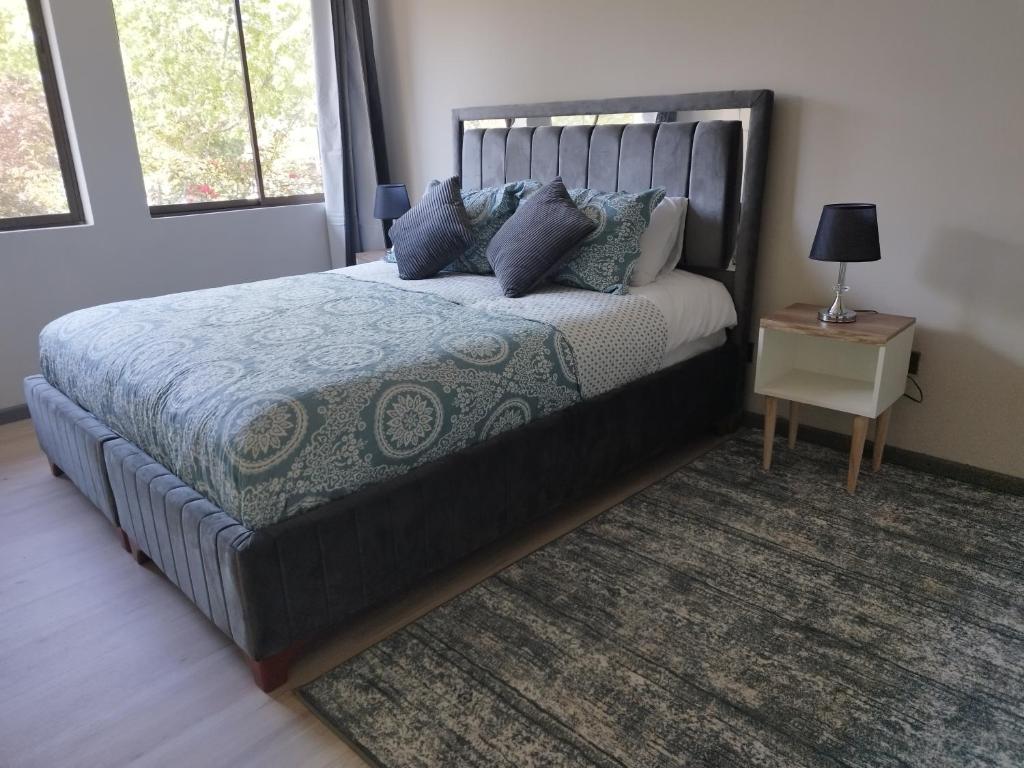圣地亚哥Costanera Bed & Breakfast的一间卧室配有一张带地毯的大床