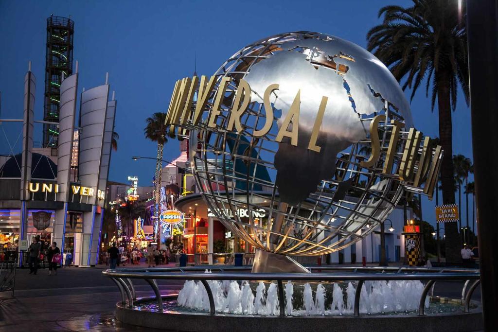 洛杉矶Luxury Suite near Universal Studios的街道中间的大金属球体
