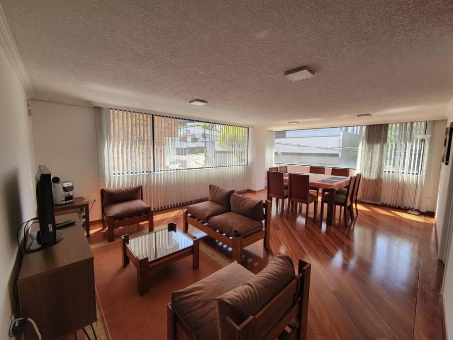 基多Lujoso apartamento en Bellavista的客厅配有沙发和桌子