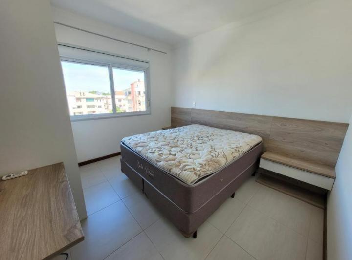 里约热内卢Departamento en brasil的一间带床的卧室,位于带窗户的房间内