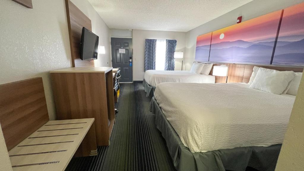 哈里森哈里森戴斯酒店 的酒店客房设有两张床和一台平面电视。