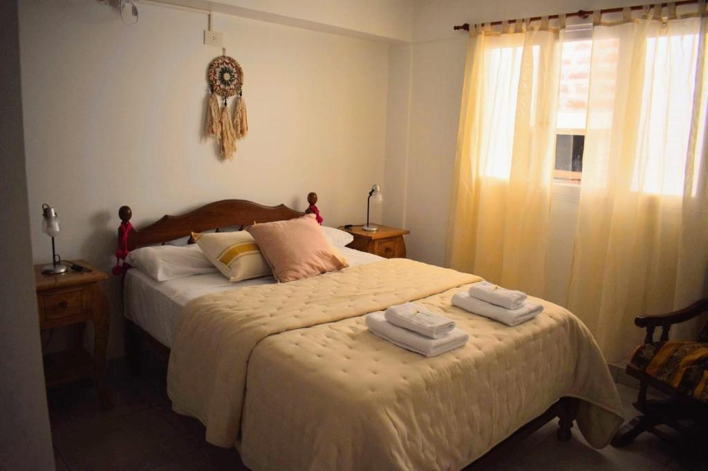 圣萨尔瓦多德朱Ukiyo Apart的一间卧室配有两张带毛巾的床
