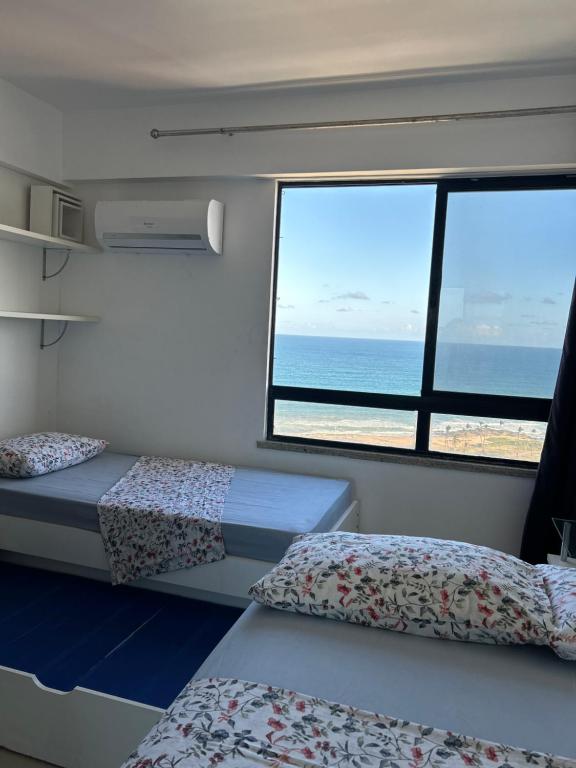 萨尔瓦多Maravilhosa cobertura duplex vista mar的一间带两张床的卧室,享有海景