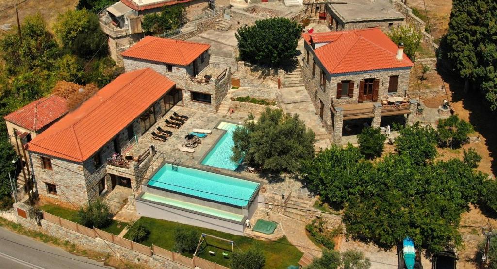 尼亚斯蒂拉The House of Prince的享有带游泳池的房屋的空中景致