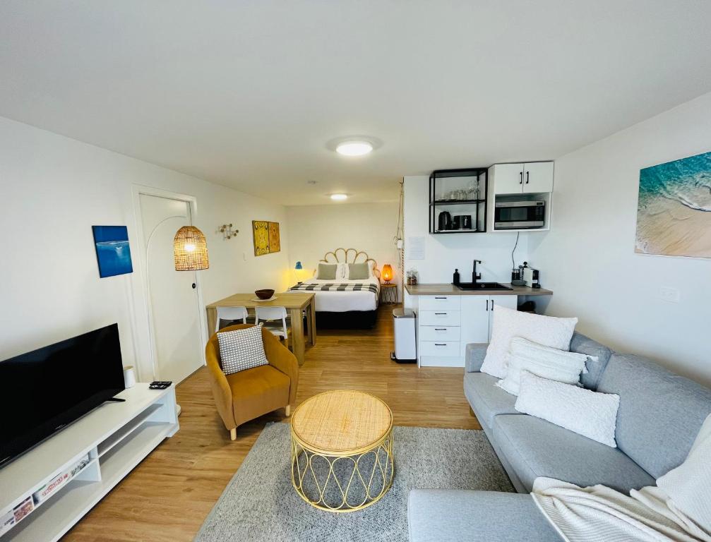 芒格努伊山Breezy Ocean - The perfect getaway的带沙发的客厅和用餐室