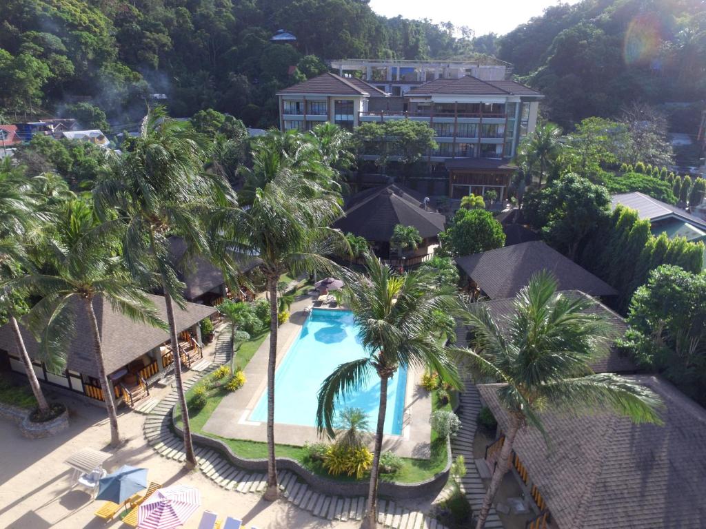 爱妮岛爱妮岛花园度假酒店的享有度假村的空中景致,设有游泳池和棕榈树