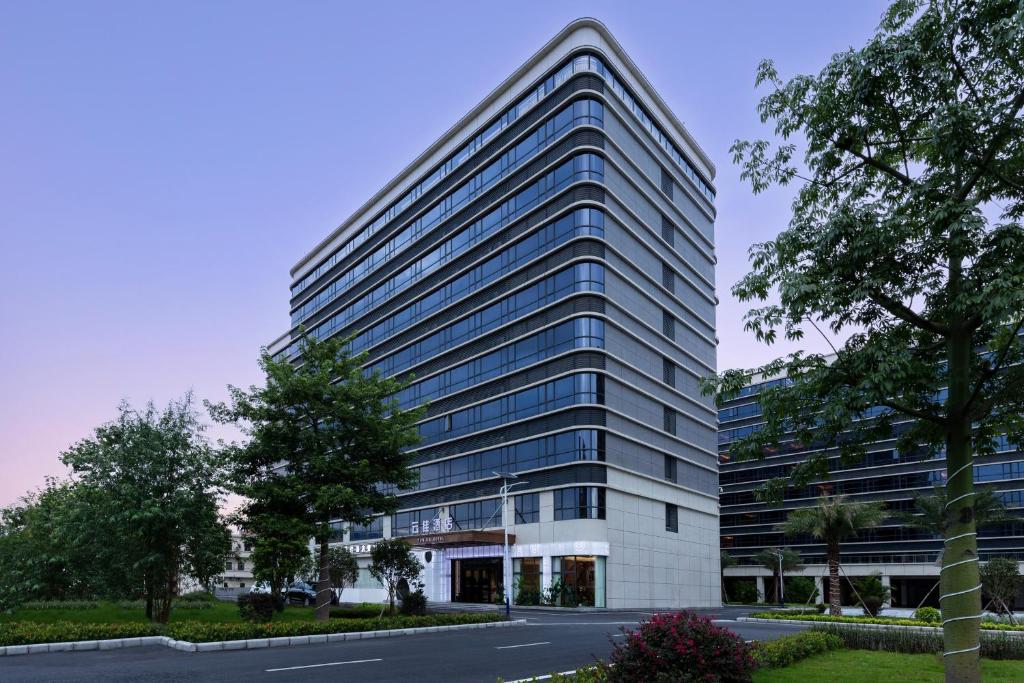 广州广州云佳酒店(广州白云国际机场T2航站楼店)的一座高大的白色办公楼