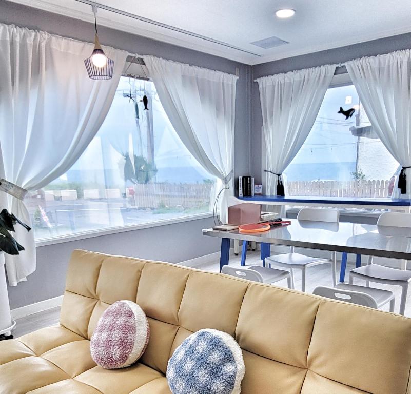 济州市Aewol Torini的客厅配有沙发和桌子