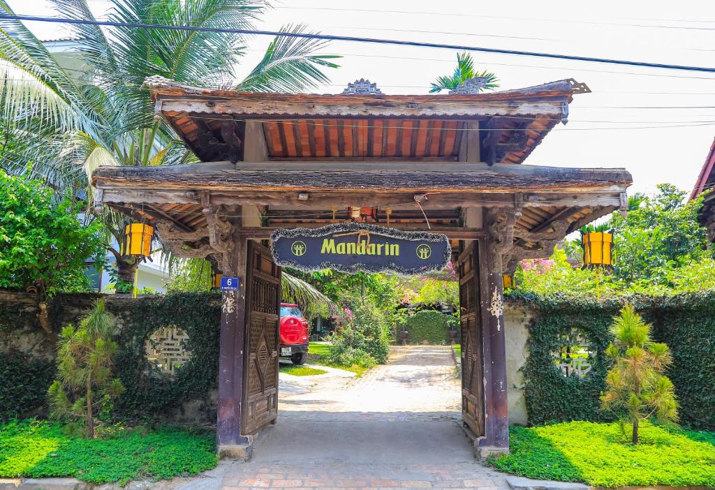 顺化Mandarin Homestay Hue的花园入口,上面有读miami的标志