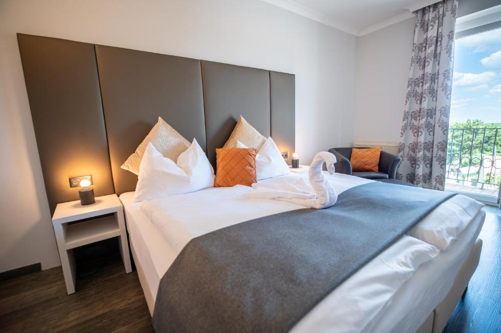 帕托内尔马克奥雷尔酒店的一间卧室设有一张大床和大窗户
