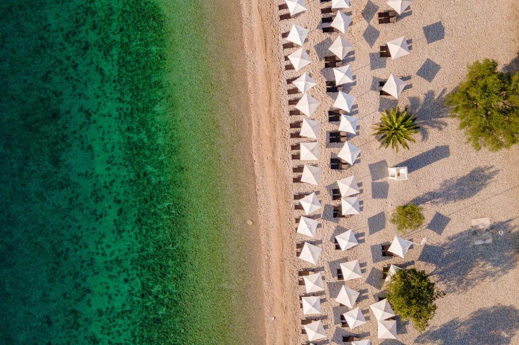 密德维亚Holiday Resort Medveja的海滩上方的椅子
