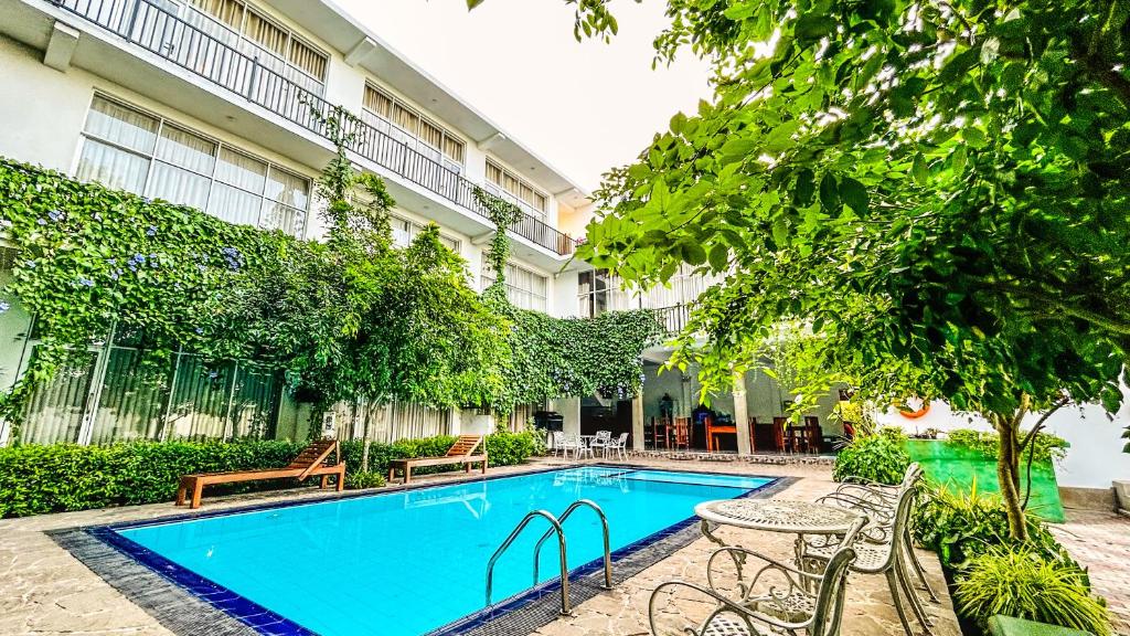 阿努拉德普勒有益健康度假酒店的大楼前的游泳池