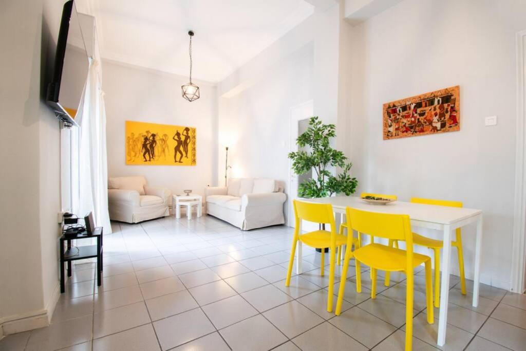 比雷埃夫斯Chic Kastella Apt by Mikrolimano的客厅配有白色桌子和黄色椅子