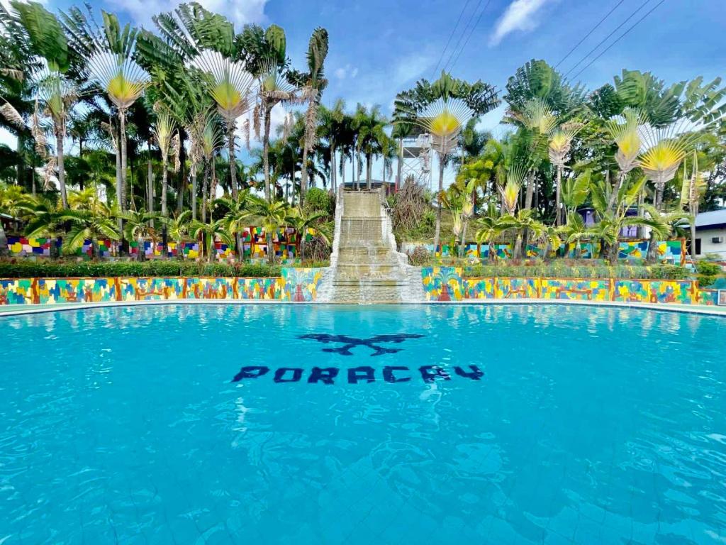 PoracPoracay Resort powered by Cocotel的喷泉前的游泳池