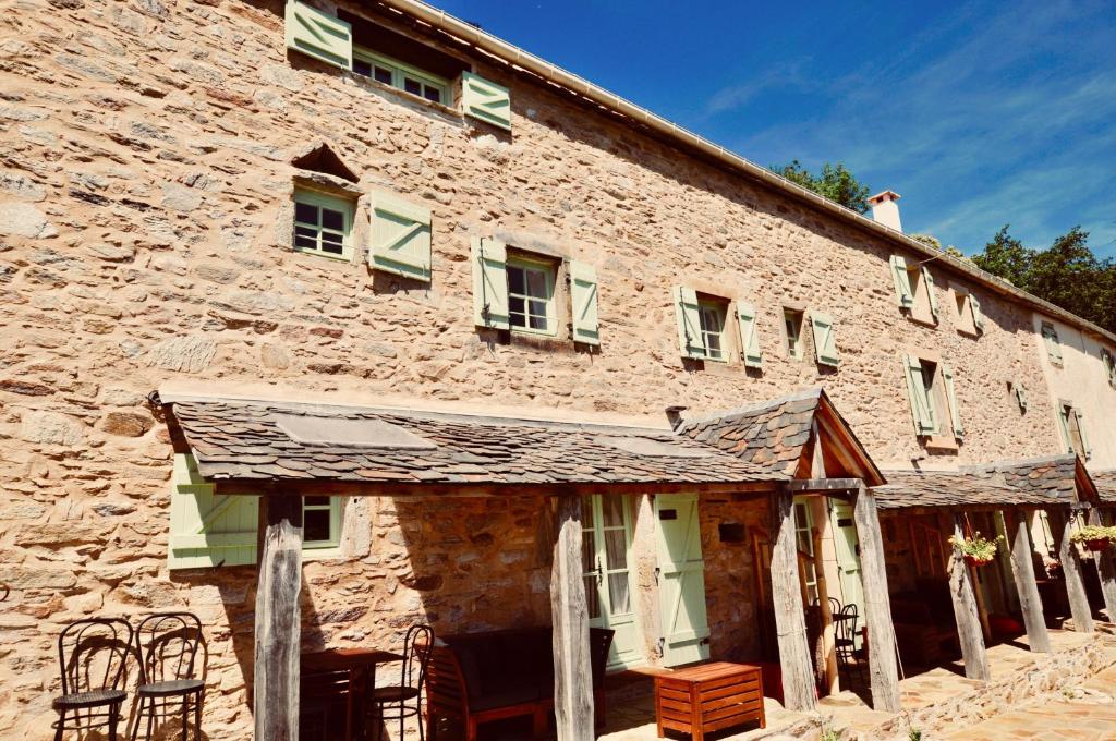 Riols莱斯库迈耶斯度假屋的一座古老的石头建筑,设有绿色百叶窗