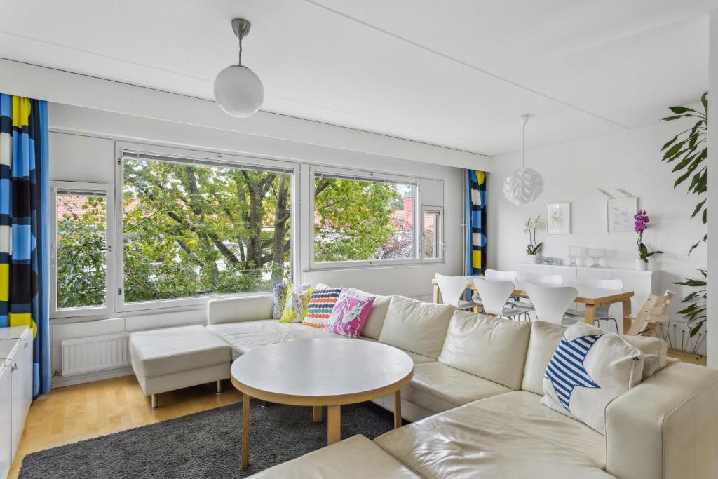 赫尔辛基Happy Home Lauttasaari的客厅配有白色的沙发和桌子