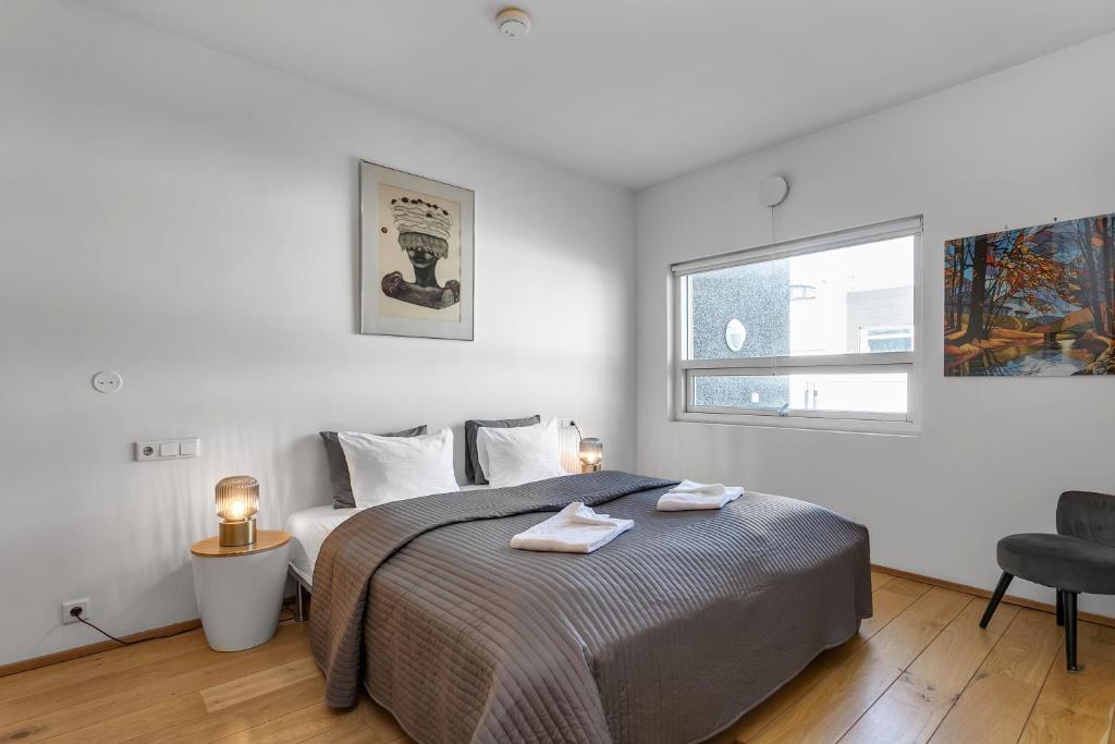 雷克雅未克Baldursbrá Apartment Laugavegur的白色的卧室设有床和窗户