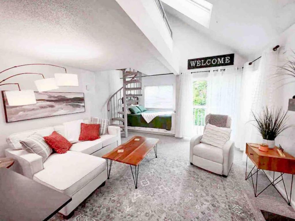 ClaysburgTop (third) floor loft condo. Full resort access.的客厅配有白色的沙发和桌子