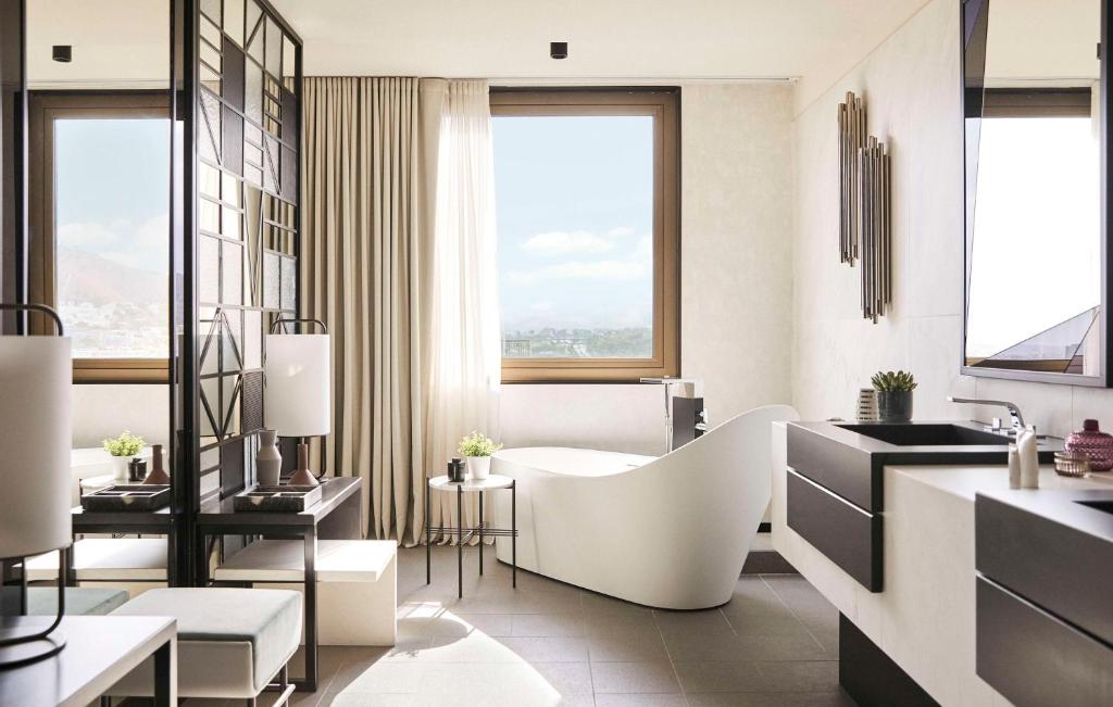 巴塞罗那Grand Hyatt Barcelona的浴室配有白色浴缸和水槽