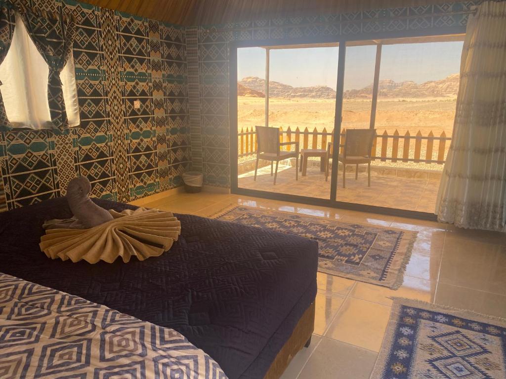 瓦迪拉姆Sunrise Colors Camp Wadi rum的一间卧室,配有一张床,上面有秃鹰